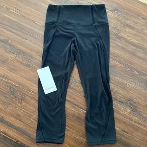 Lululemon (6) Nulu Mesh Panels HR Crop 21” (black) look like new!